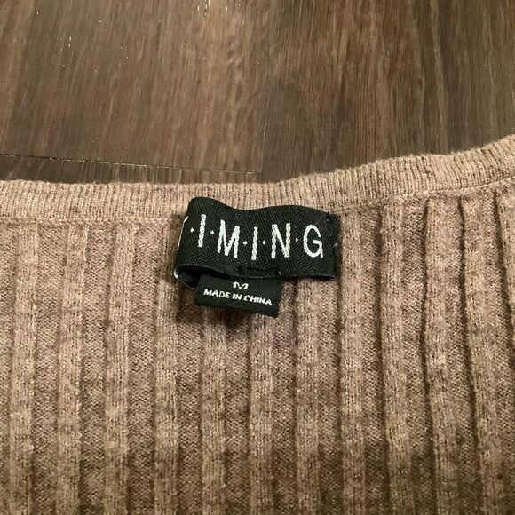 IMING Cropped Knit V-Neck Sweater size medium - Picture 3 of 6